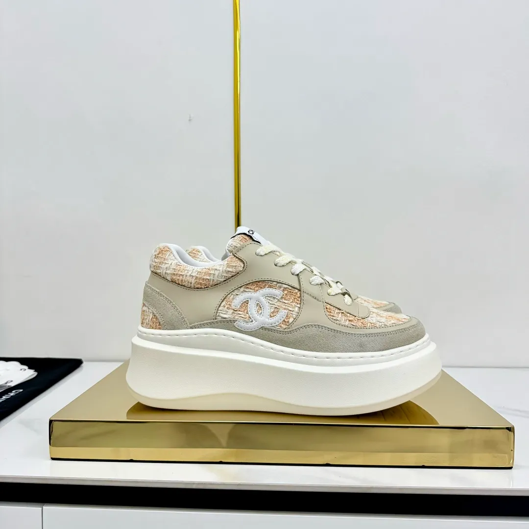 👟👟Ex-factory price 600👟👟 Upgraded version, upgraded version, upgraded version! No rebuttal accepted! ! ! ! Chanel Chanel panda shoes! 2025 counter's top casual sports shoes. This classic design; the upper is electro-embroidered with a variety of techniques; the outsole is fashionable and sporty; the unusual inclusion of a variety of color matching elements... The diversified mix and match is very good-looking and versatile, and can be used for leisure, fashion, sports, and outdoor... ꫛꫀꪝ Go➫ Materials: ❶Upper made of: original imported first-layer silk cowhide + original waterproof cloth + original first-layer cowhide ❷Inner lining: Original Yangli+Net ❸Outsole based on: Original TPU combination outsole Counter boutique packaging complete set for women 35–41 👉 👉 👉 👉 👉